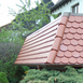 Vordach mit Biberschwanzdeckung: Erhöht mit Betonformsteinen,  Holzkonstruktion und Eindeckung